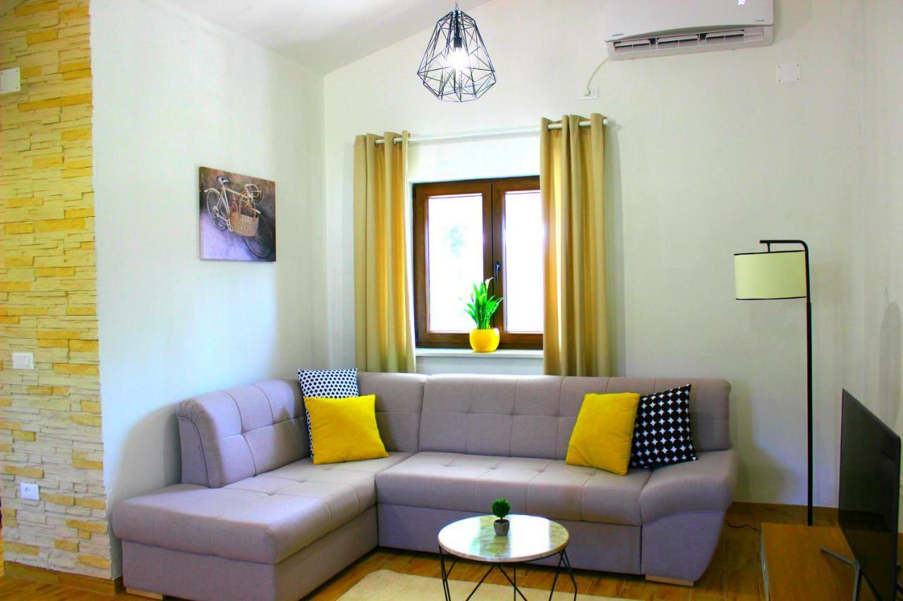 Holiday Home Deni Roč Kültér fotó